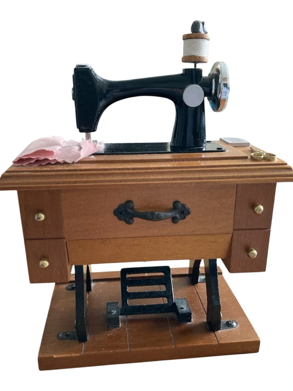 Berkley DesignVintage-Style Sewing Machine Music Box that plays ‘Buttons & Bows’